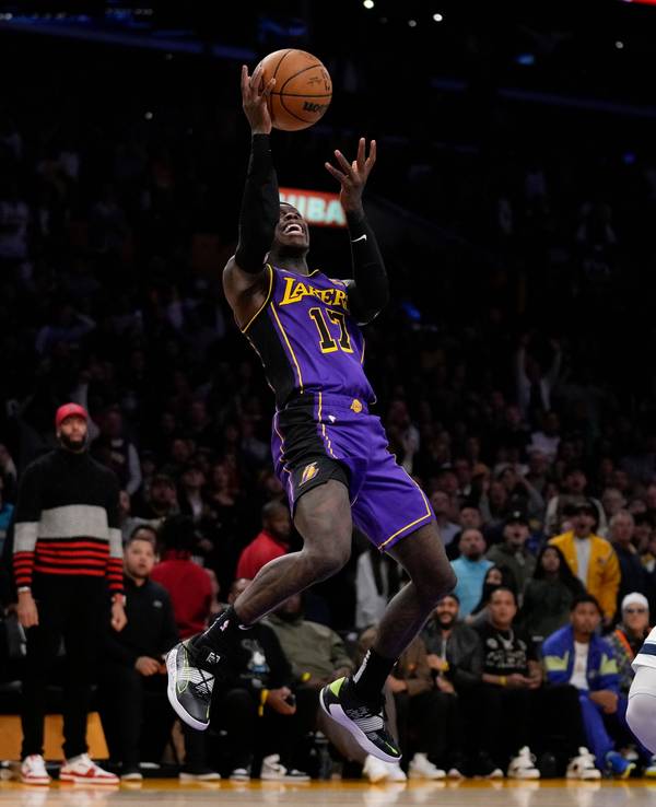 Dennis Schröder fängt den Ball.