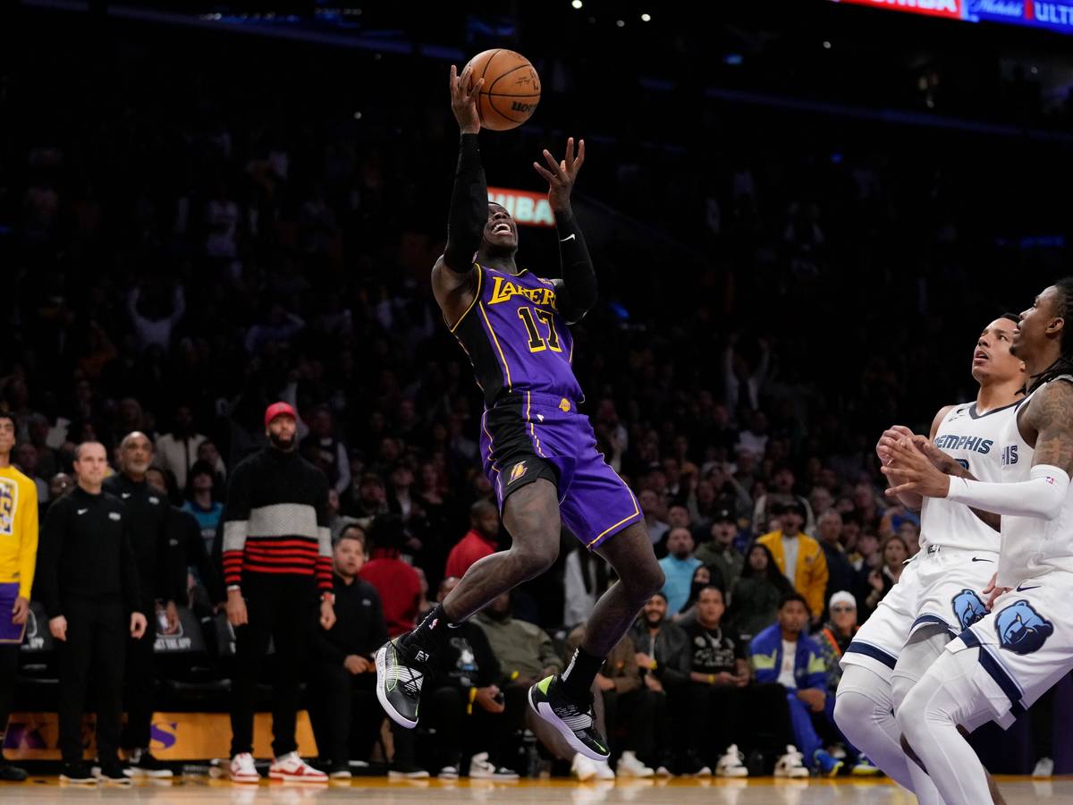 Dennis Schröder fängt den Ball.
