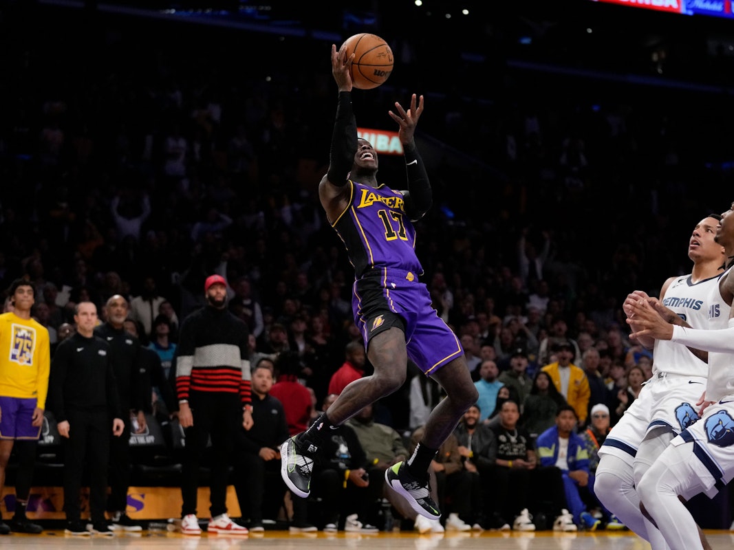 Dennis Schröder fängt den Ball.