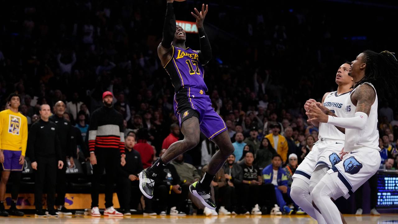 Dennis Schröder fängt den Ball.