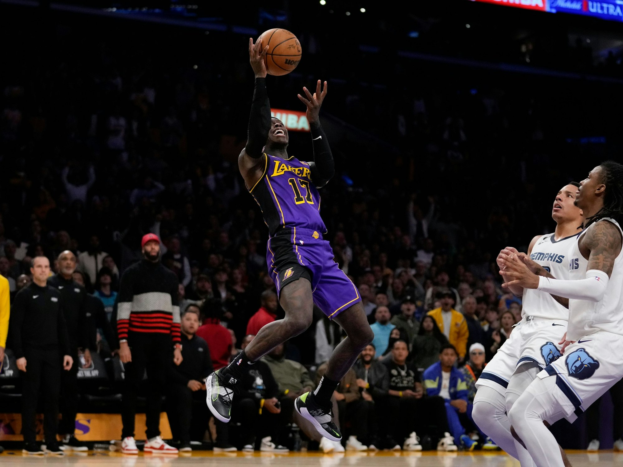 Dennis Schröder fängt den Ball.