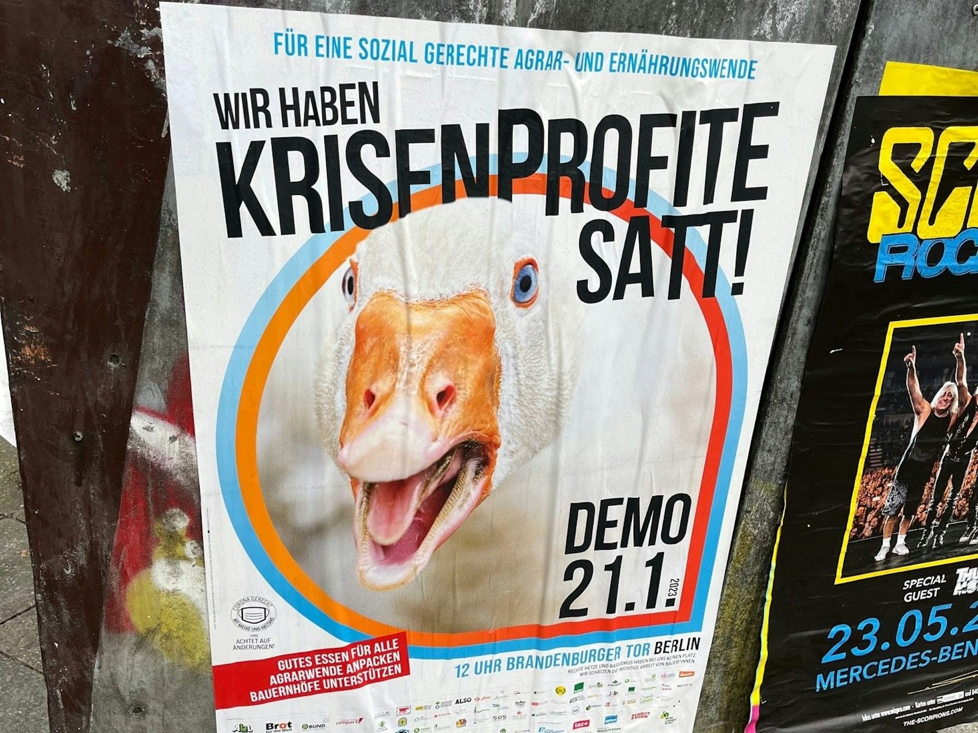 Ein Plakat ruft zur Demonstration am Brandenburger Tor auf.