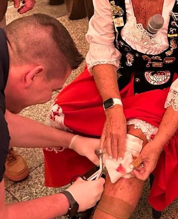 Eine klaffende Wunde bei Marita Köllner musste den ganzen Freitagabend (20. Januar) behandelt werden.