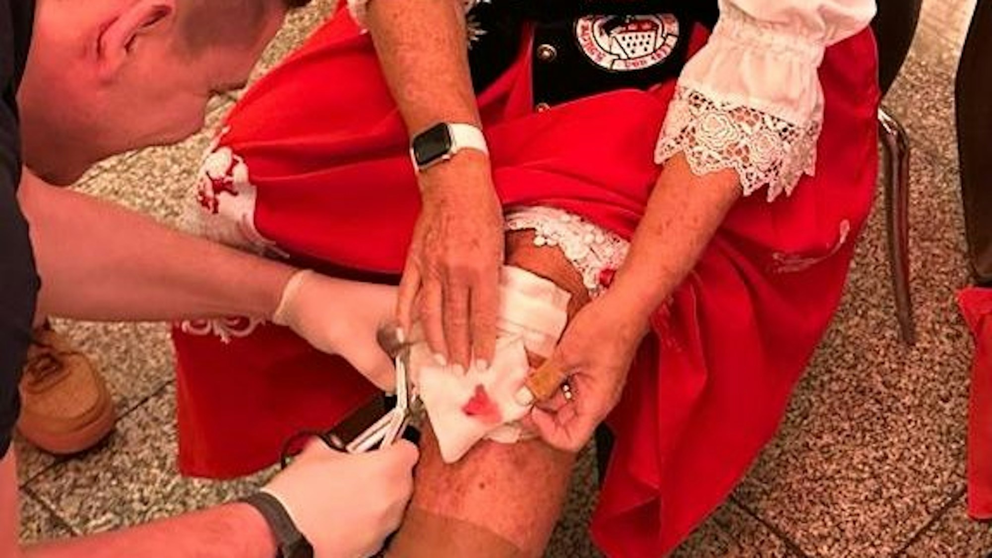 Eine klaffende Wunde bei Marita Köllner musste den ganzen Freitagabend (20. Januar) behandelt werden.