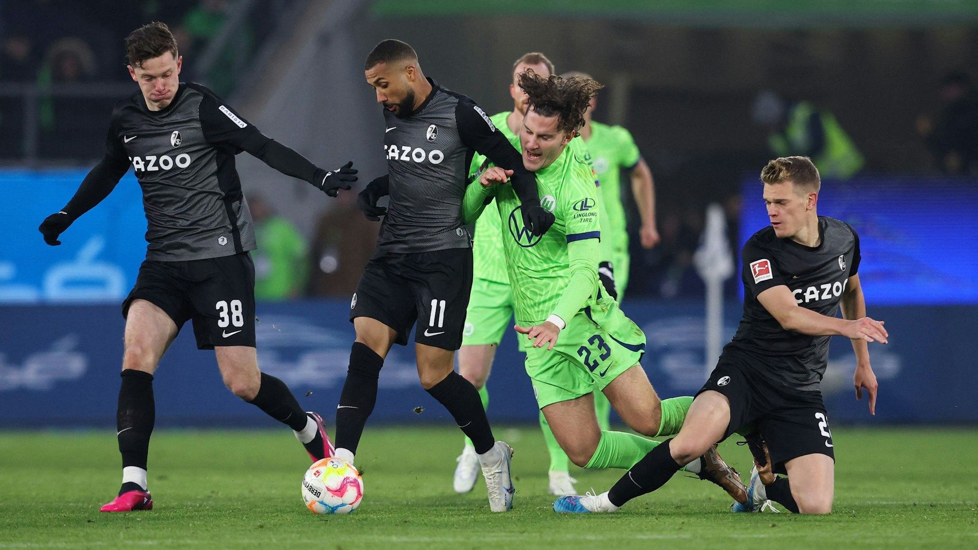 Matthias Ginter geht bei einem Zweikampf im Spiel beim VfL Wolfsburg zu Boden.