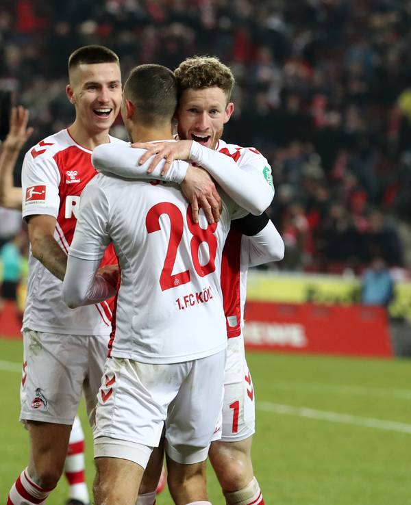 Die Profis des 1. FC Köln feiern den 7:1-Sieg gegen den SV Werder Bremen am Samstag (21. Januar 2023).