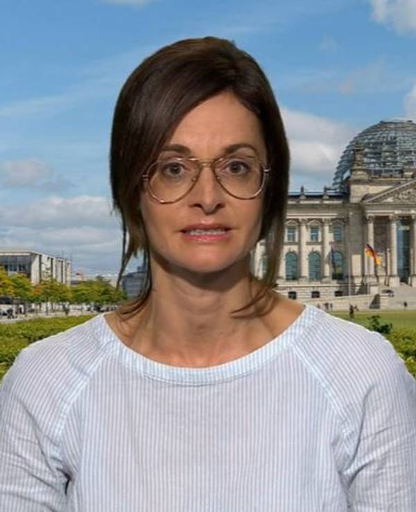 Iris Sayram 2018 bei einer Schalte für die ARD.