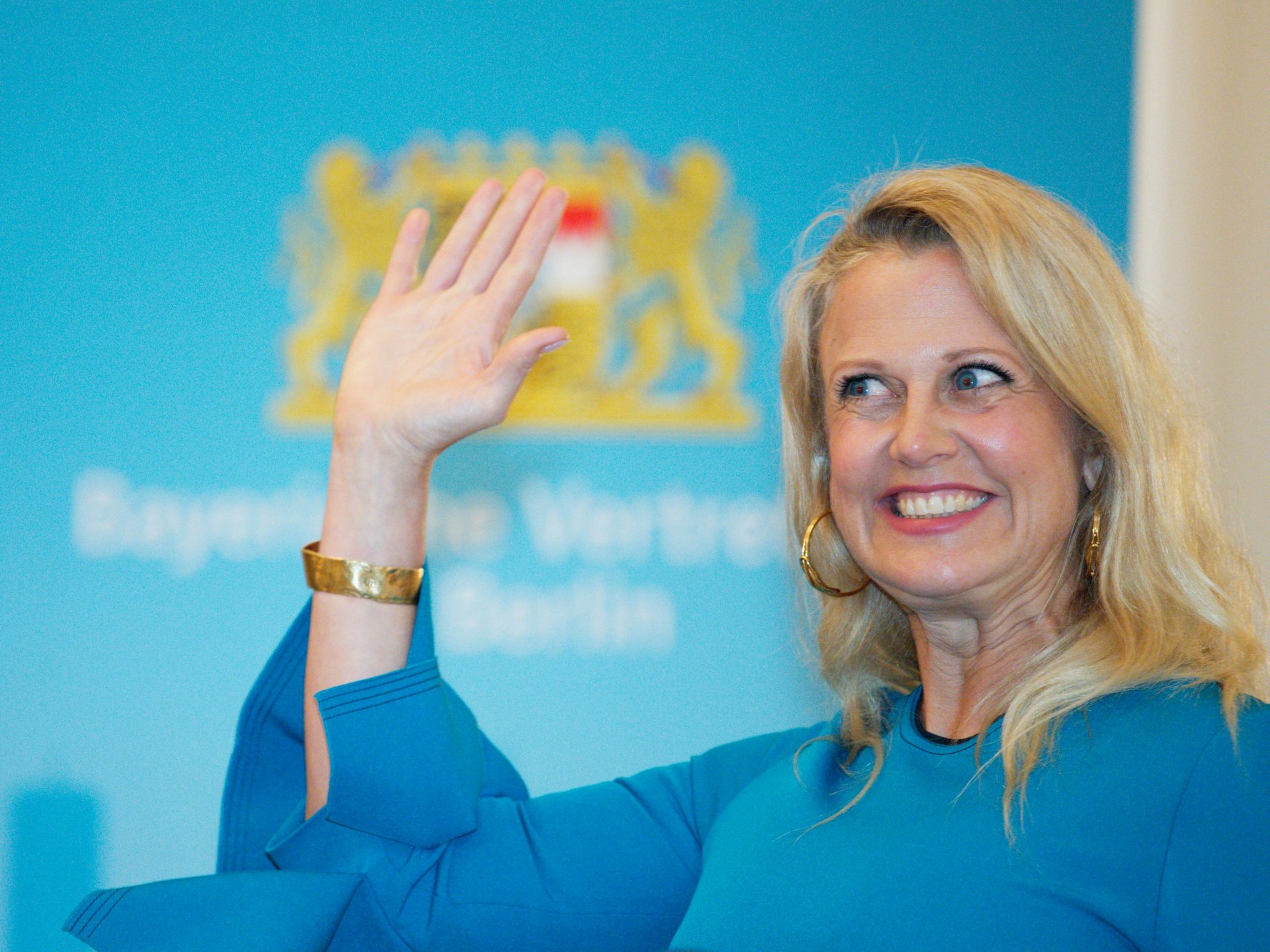 Barbara Schöneberger, Moderatorin, nach der Verleihung des Bayerischen Verdienstordens in der bayerischen Vertretung in Berlin.