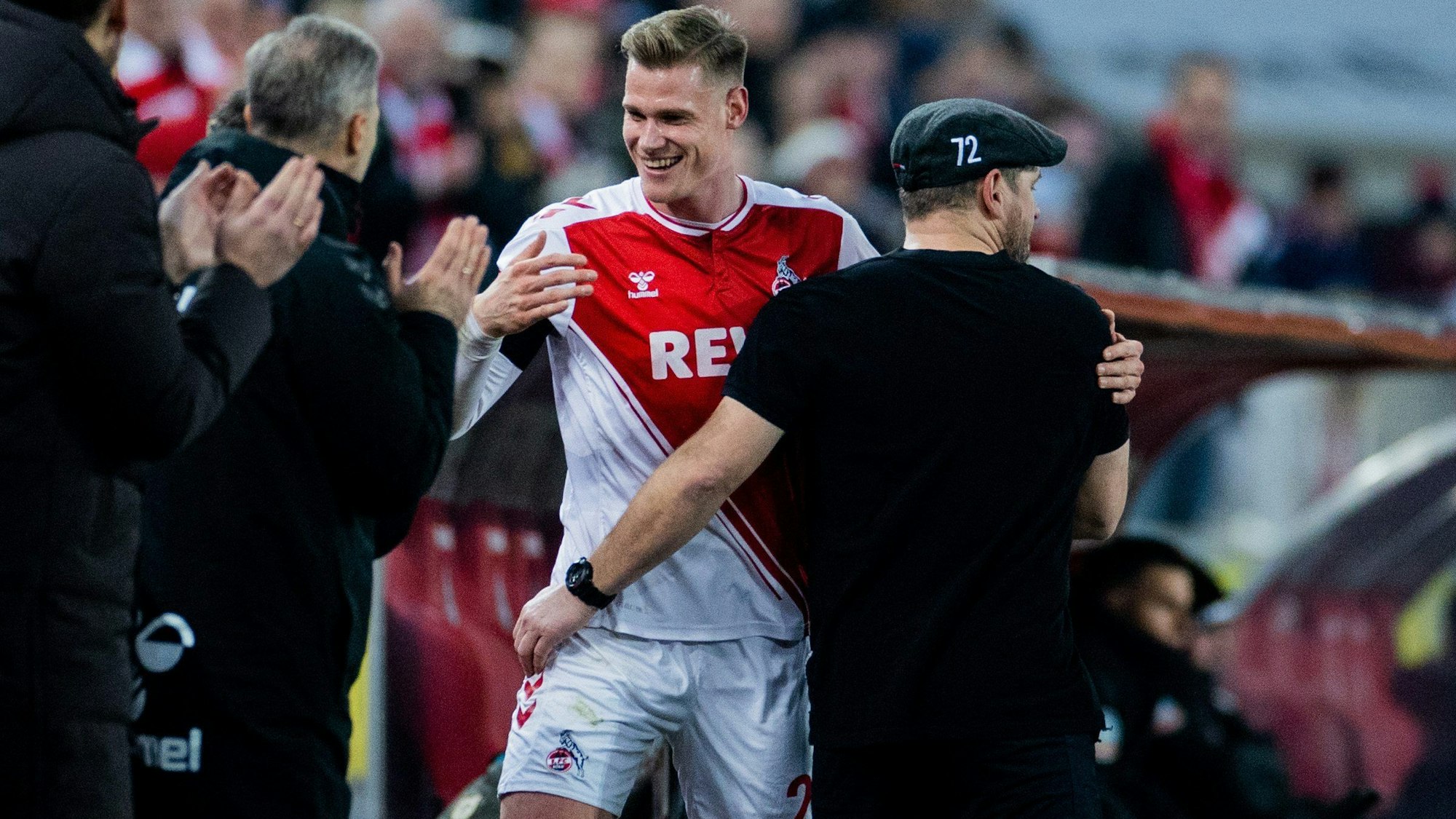 Die Trainer des 1. FC Köln klatschen Steffen Tigges ab.