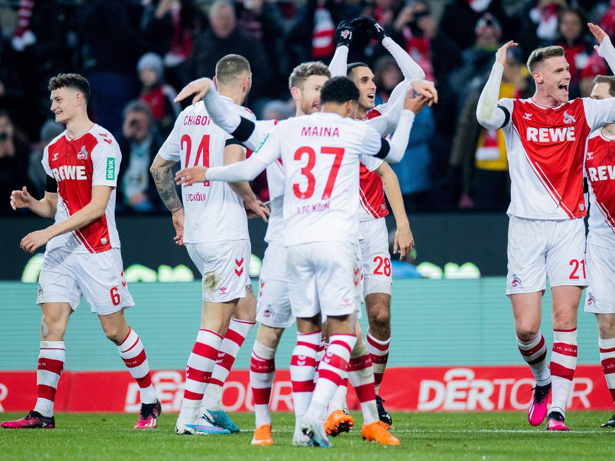 Die Profis des 1. FC Köln jubeln am Samstag (21. Januar 2023) über den Mega-Sieg gegen Werder Bremen.