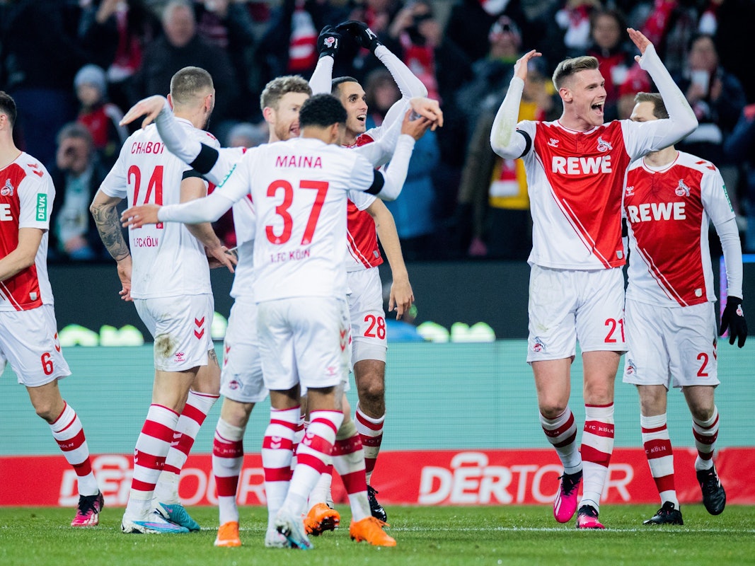 Die Profis des 1. FC Köln jubeln am Samstag (21. Januar 2023) über den Mega-Sieg gegen Werder Bremen.