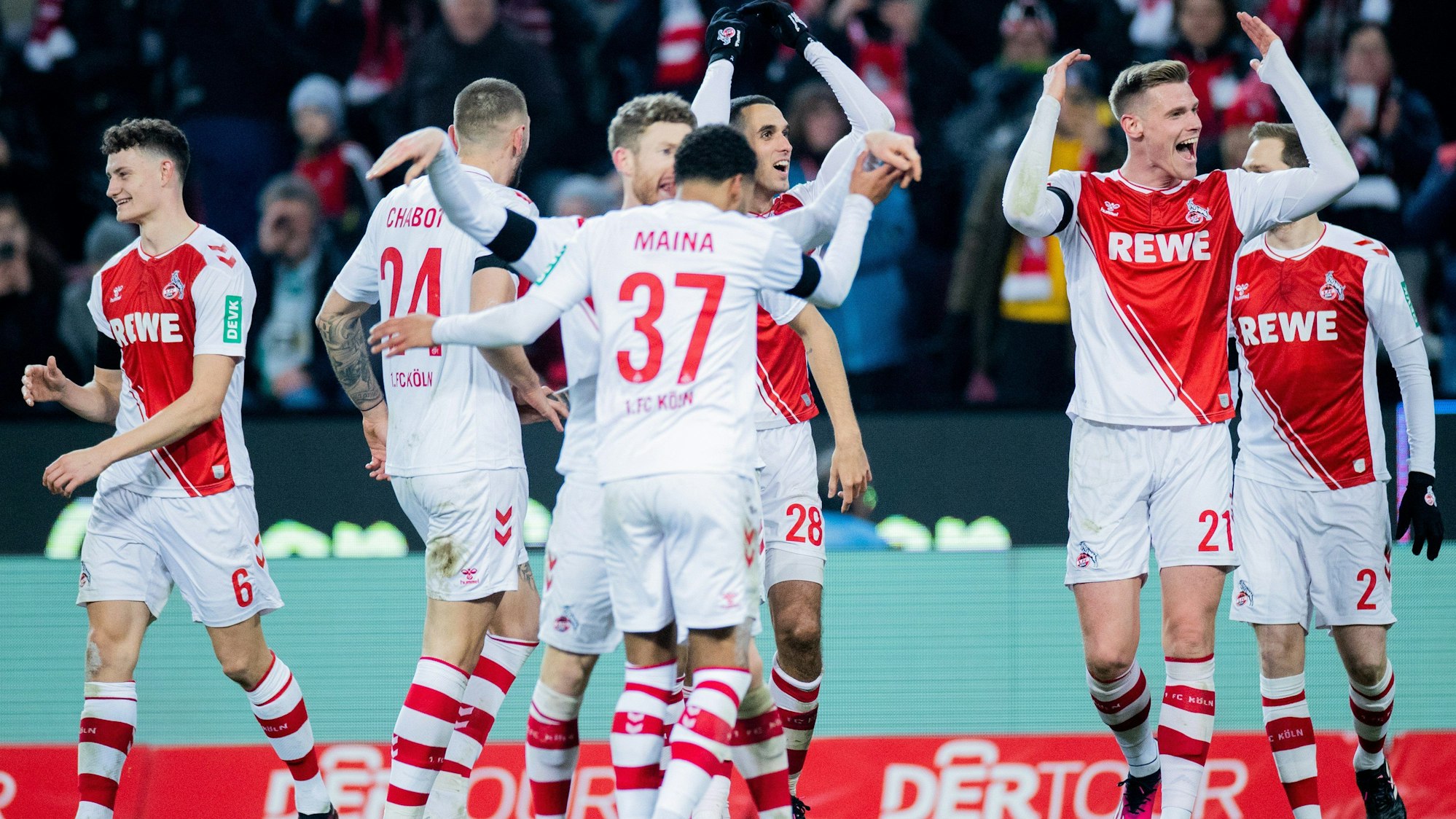 Die Profis des 1. FC Köln jubeln am Samstag (21. Januar 2023) über den Mega-Sieg gegen Werder Bremen.