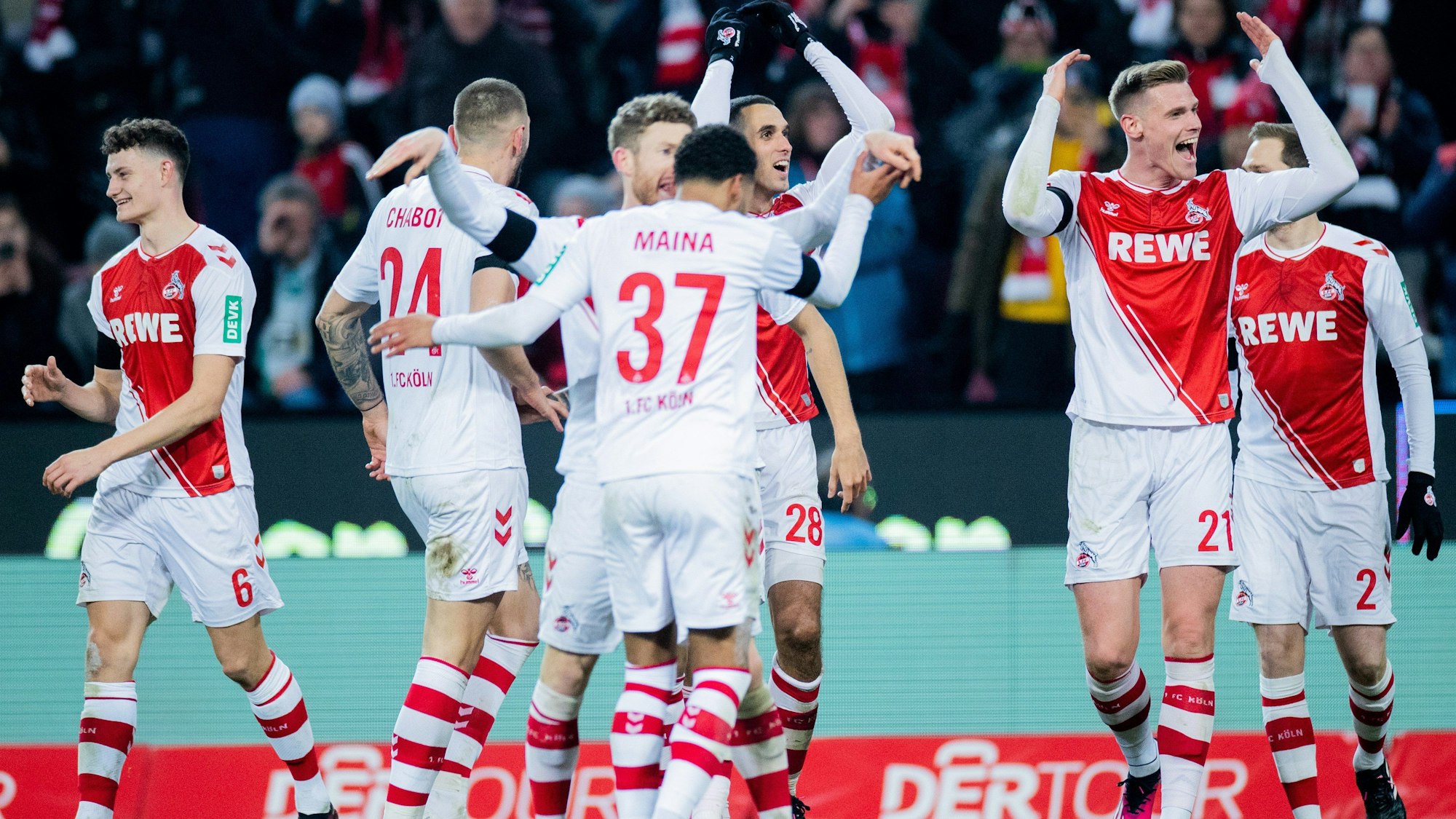 Die Profis des 1. FC Köln jubeln am Samstag (21. Januar 2023) über den Mega-Sieg gegen Werder Bremen.
