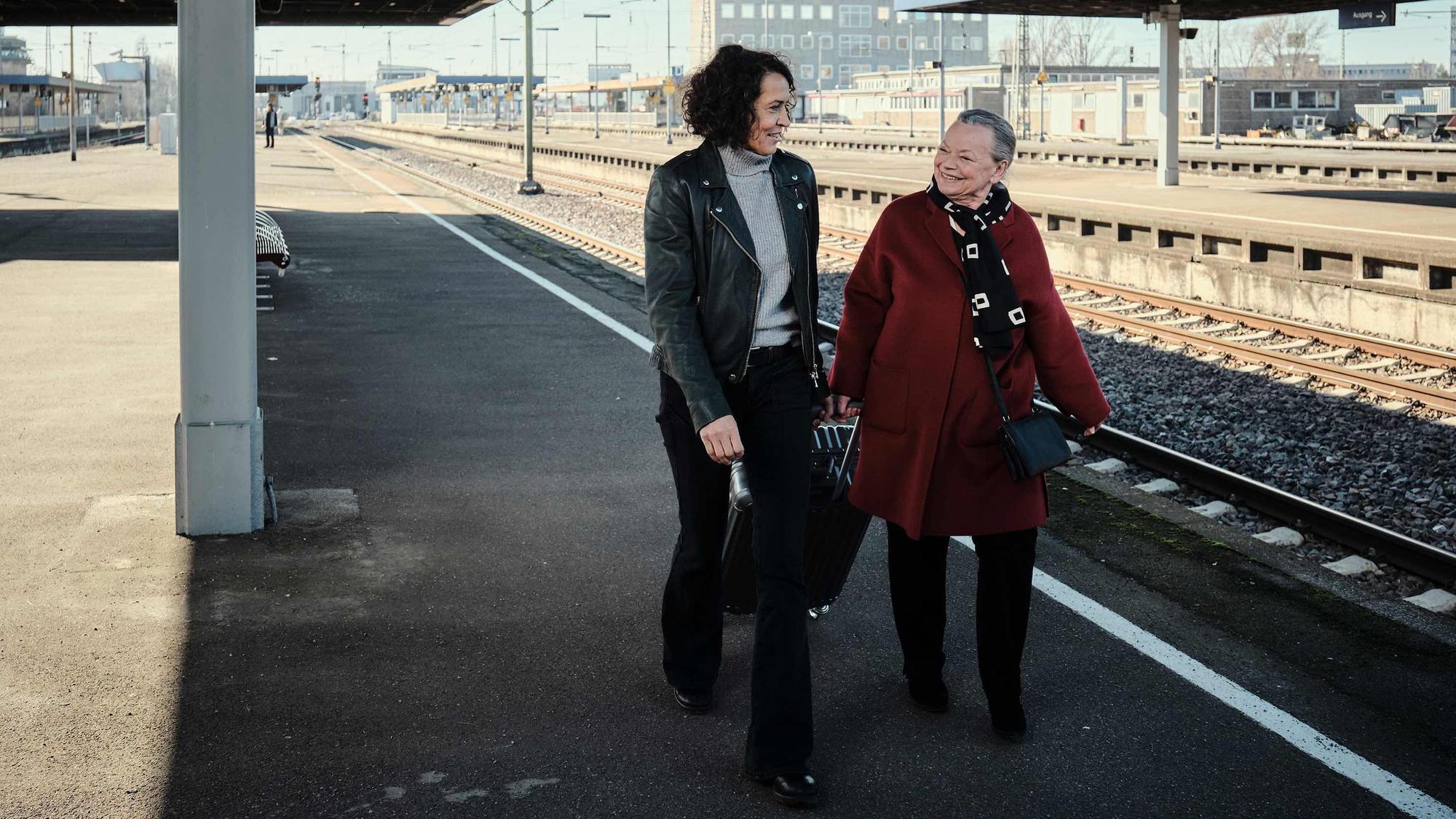 Lena (Ulrike Folkerts) ist zum Bahnhof geeilt, um ihre Tante Niki (Ursula Werner) abzuholen.