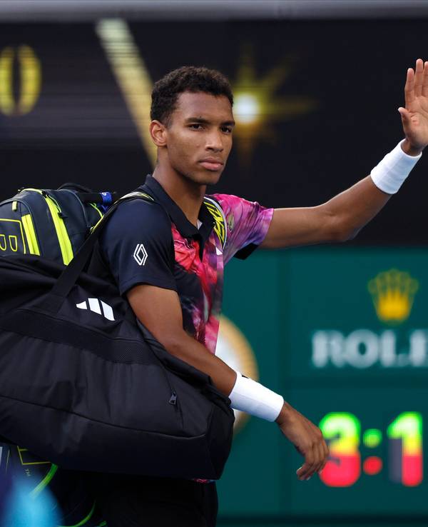 Felix Auger-Aliassime verlässt den Platz nach seinem Aus bei den Australian Open.