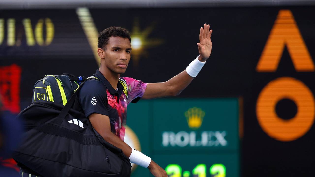 Felix Auger-Aliassime verlässt den Platz nach seinem Aus bei den Australian Open.