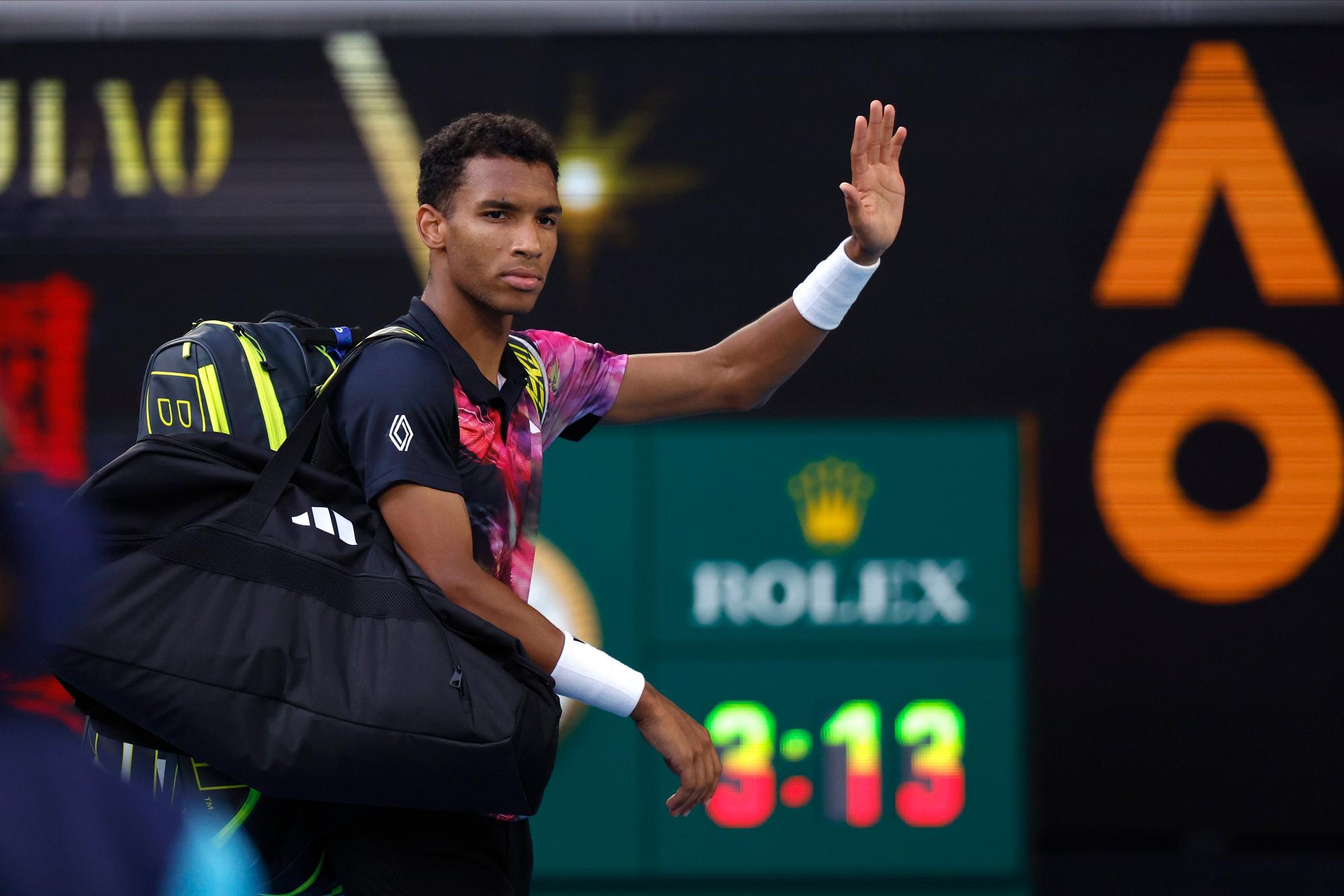 Felix Auger-Aliassime verlässt den Platz nach seinem Aus bei den Australian Open.