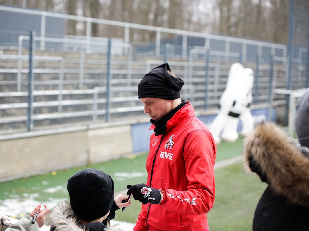FC-Profi Ondrej Duda schrieb nach dem Training am Sonntag (22. Januar 2023) fleißig Autogramme.