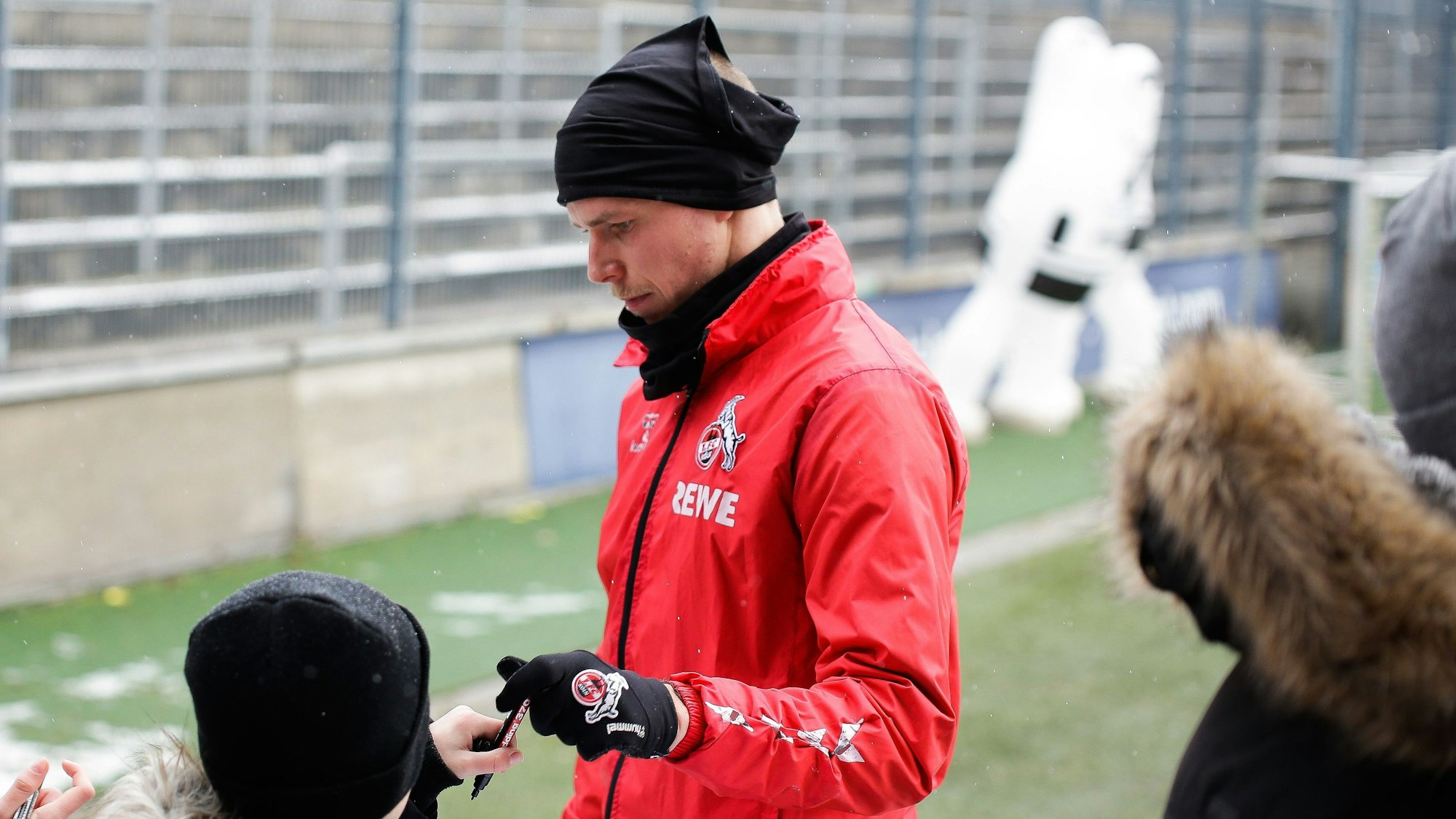 FC-Profi Ondrej Duda schrieb nach dem Training am Sonntag (22. Januar 2023) fleißig Autogramme.