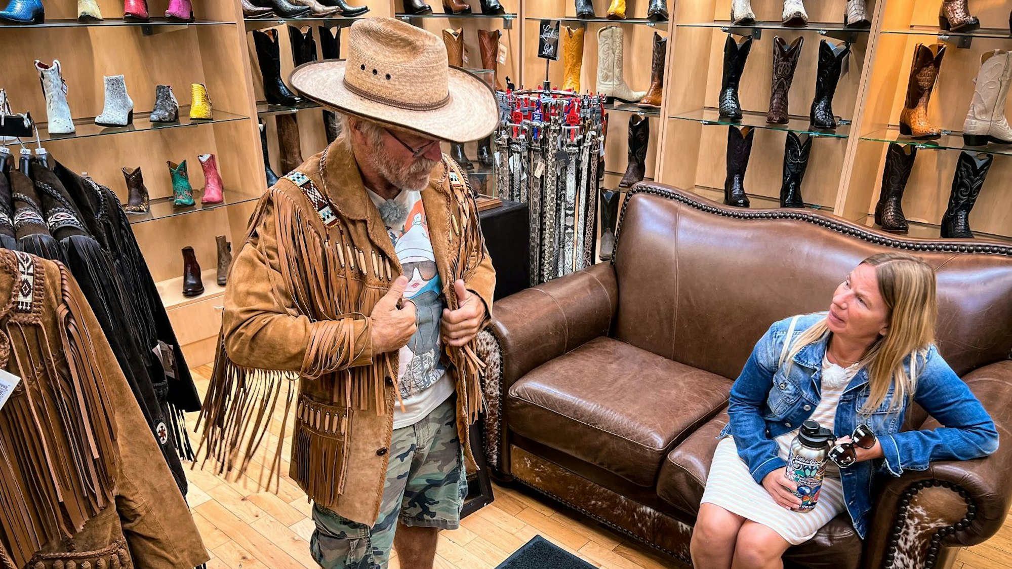 Konny Reimann lässt die Kreditkarte glühen beim Shoppen mit Partnerin Manu.