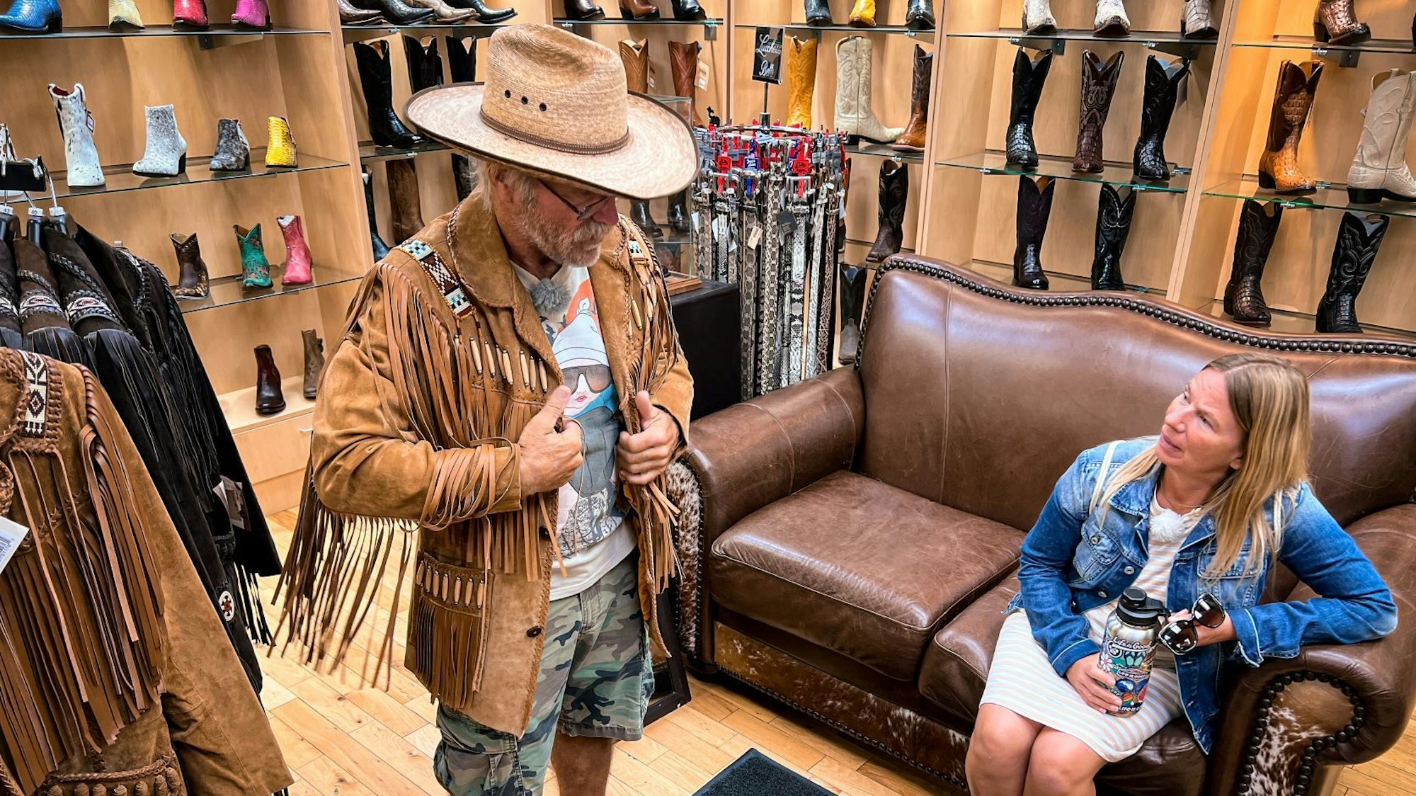 Konny Reimann lässt die Kreditkarte glühen beim Shoppen mit Partnerin Manu.