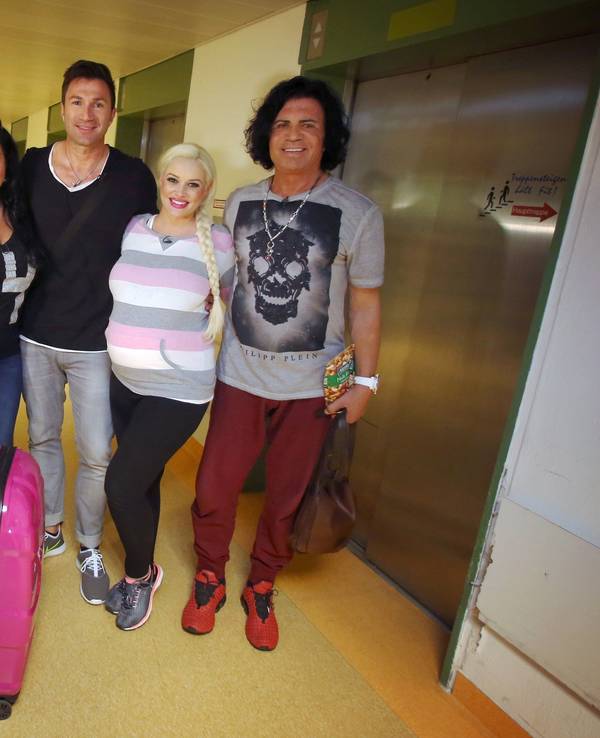 Die schwangere Daniela Katzenberger (2.v.r.), ihr Freund Lucas Cordalis (M), dessen Vater Costa Cordalis (r), Katzenbergers Mutter Iris und deren Mann Peter Klein (l) kommen am 19.08.2015 ins Klinikum Worms in Worms (Rheinland-Pfalz).