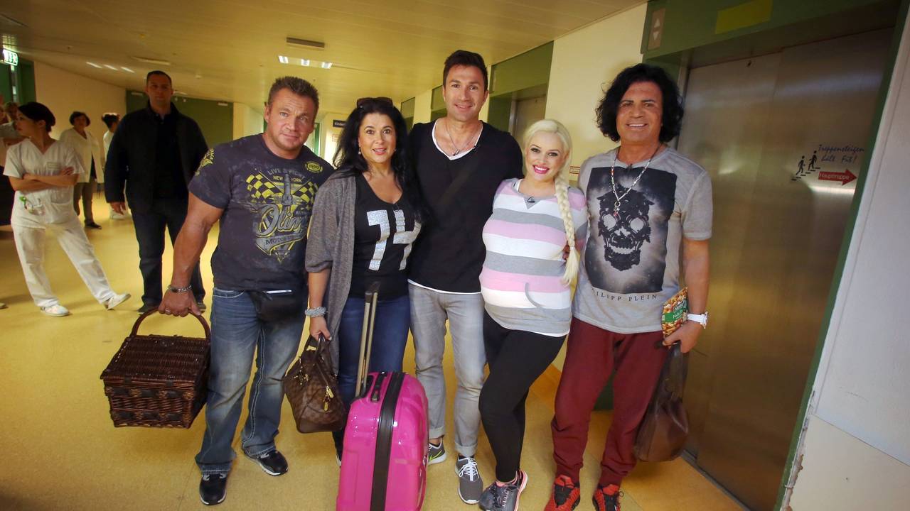 Die schwangere Daniela Katzenberger (2.v.r.), ihr Freund Lucas Cordalis (M), dessen Vater Costa Cordalis (r), Katzenbergers Mutter Iris und deren Mann Peter Klein (l) kommen am 19.08.2015 ins Klinikum Worms in Worms (Rheinland-Pfalz).