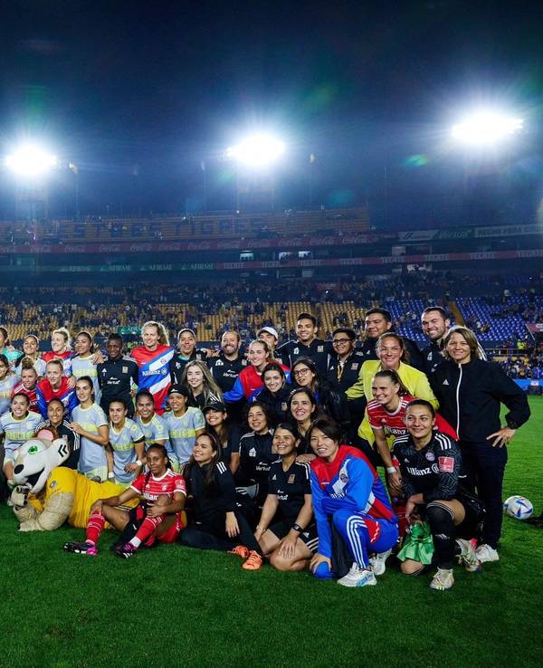 Die Frauen-Mannschaft des FC Bayern posieren auf einem gemeinsamen Foto mit den Spielerinnen von Tigres UANL nach einem Testspiel.