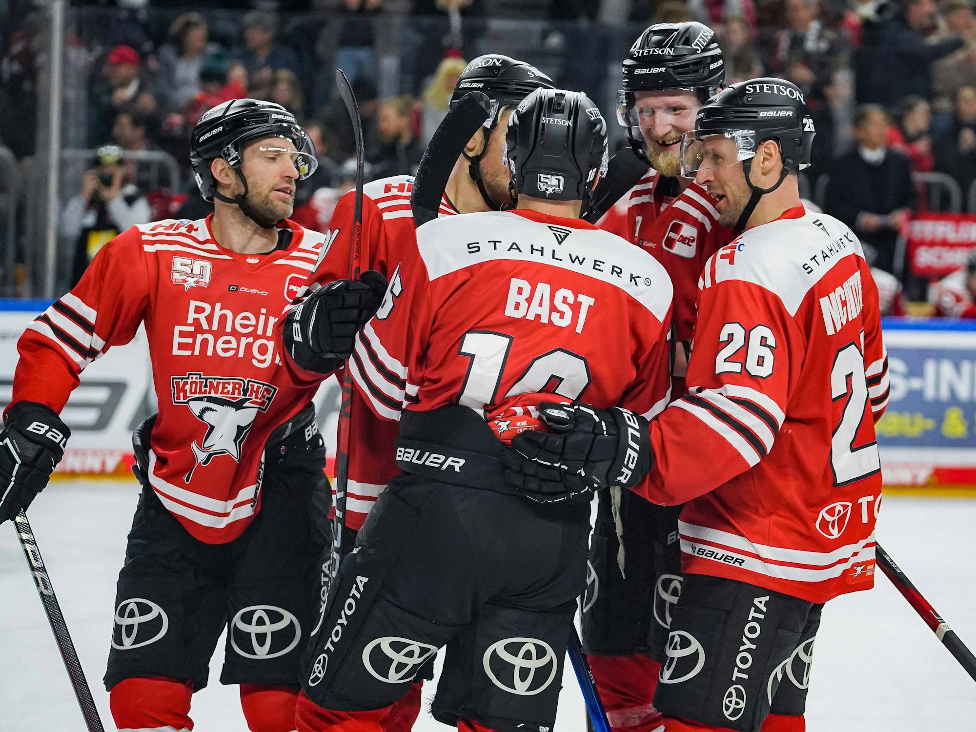 Jason Bast erhält die Glückwünsche seiner Mannschaftskollegen für seinen Treffer zum 6:1.