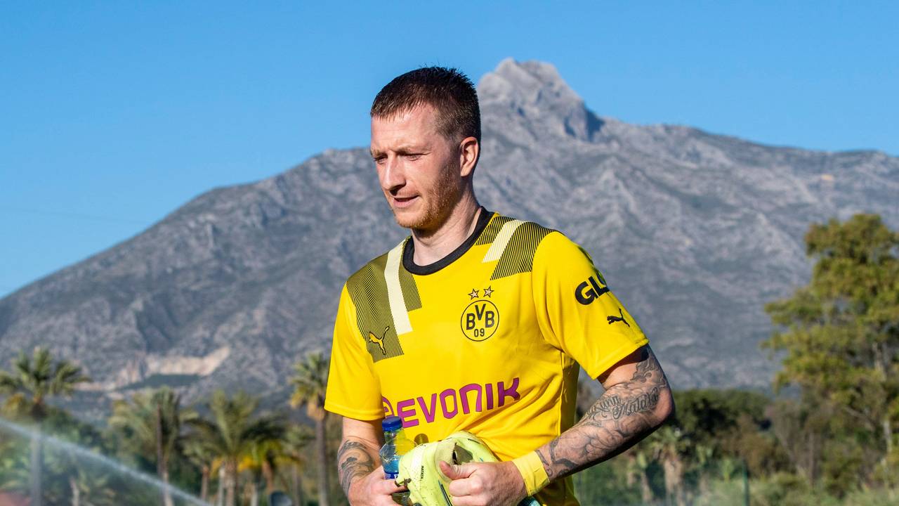Marco Reus geht im Trainingslager von Borussia Dortmund in Marbella über den Platz.