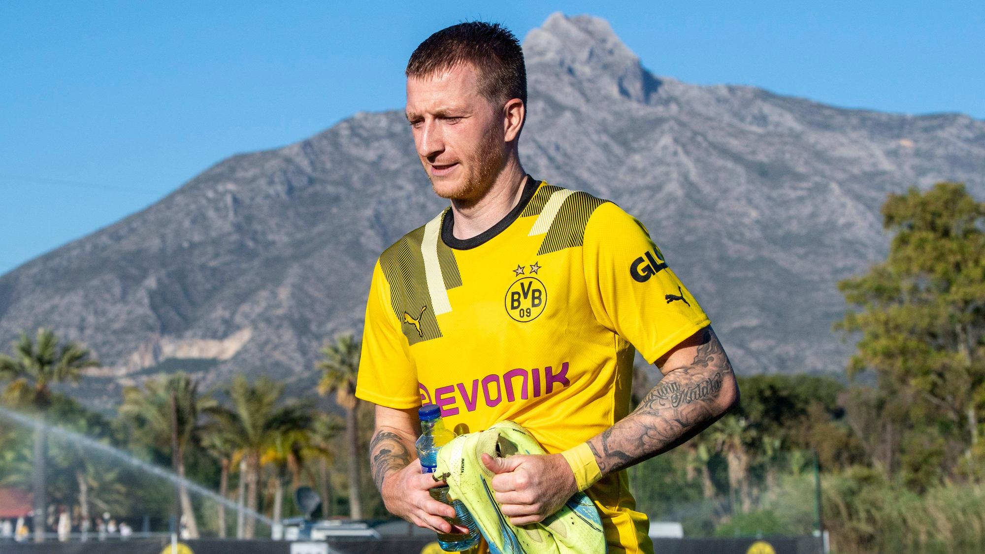 Marco Reus geht im Trainingslager von Borussia Dortmund in Marbella über den Platz.
