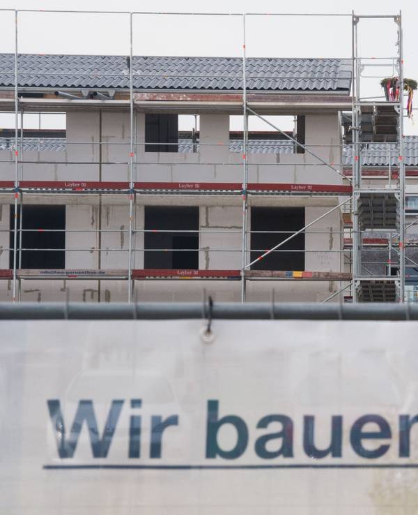 Zwei Richtkränze hängen an Neubauten in der Region Hannover.