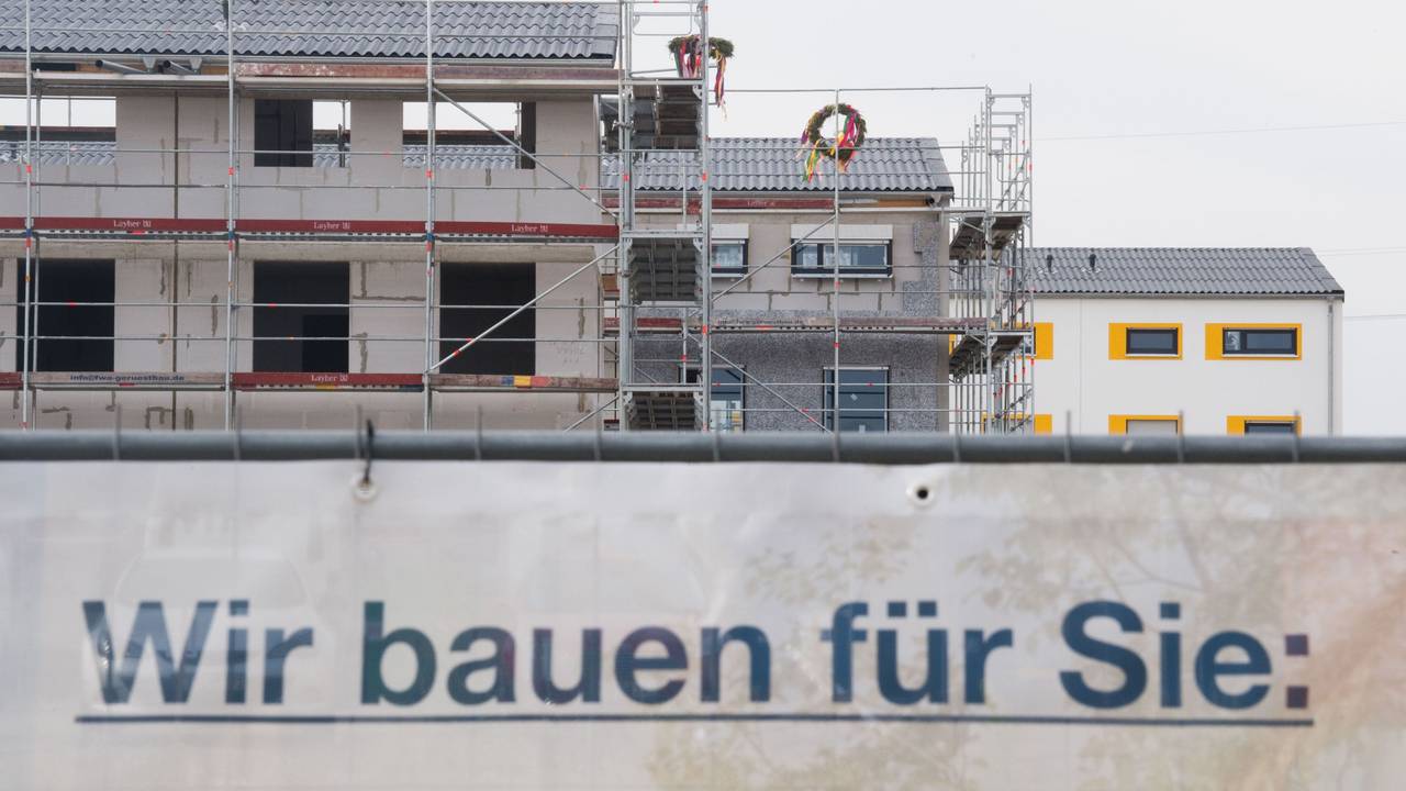 Zwei Richtkränze hängen an Neubauten in der Region Hannover.