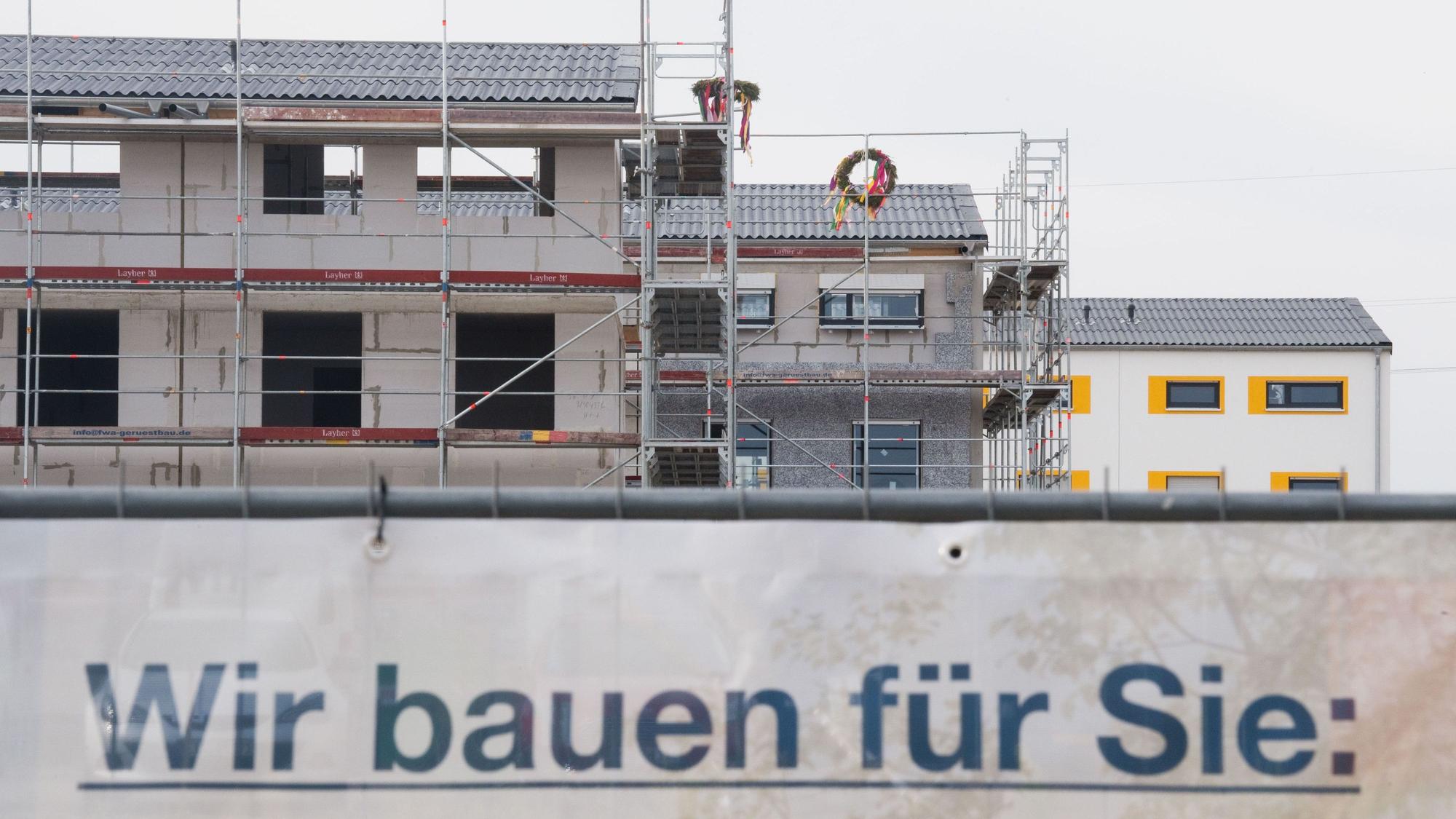 Zwei Richtkränze hängen an Neubauten in der Region Hannover.