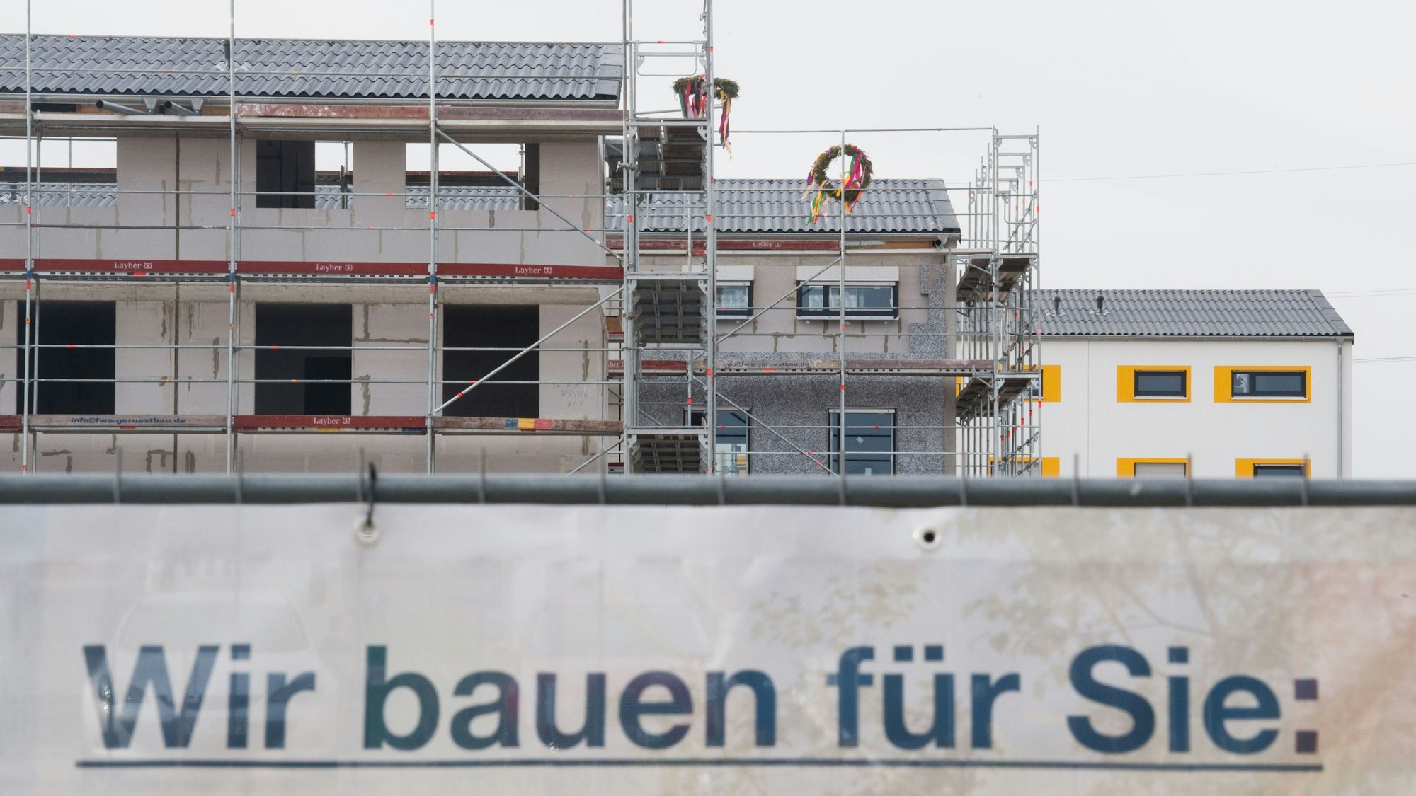 Zwei Richtkränze hängen an Neubauten in der Region Hannover.