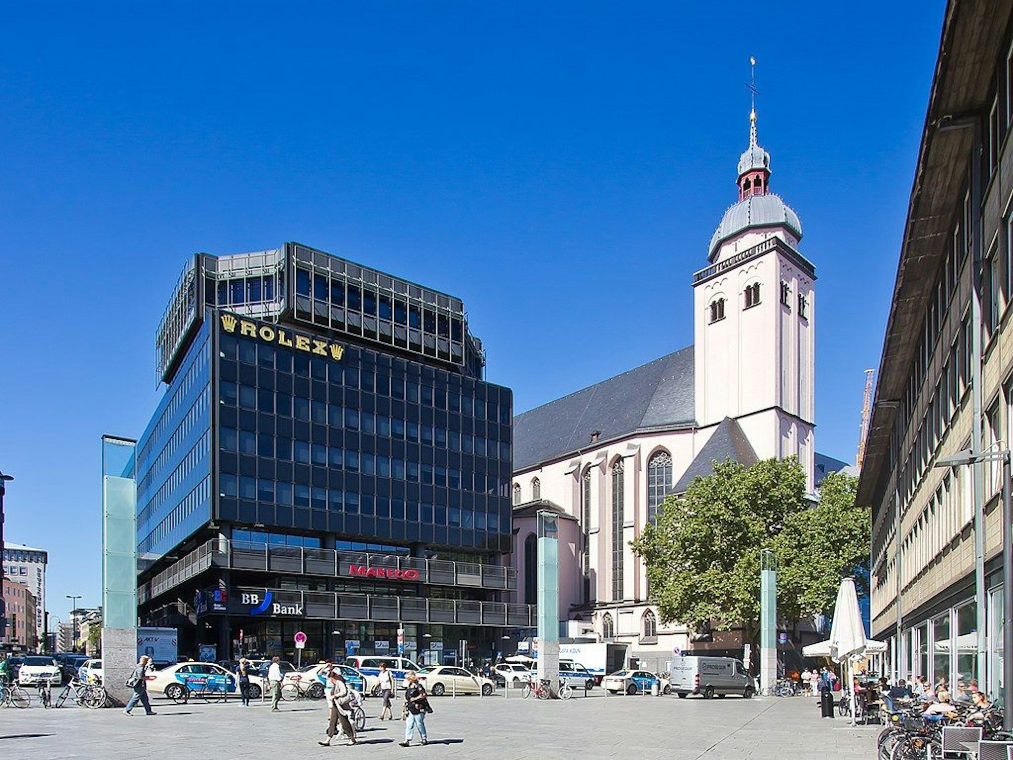 Das Rolex-Haus in Köln vom Hauptbahnhof aus fotografiert.
