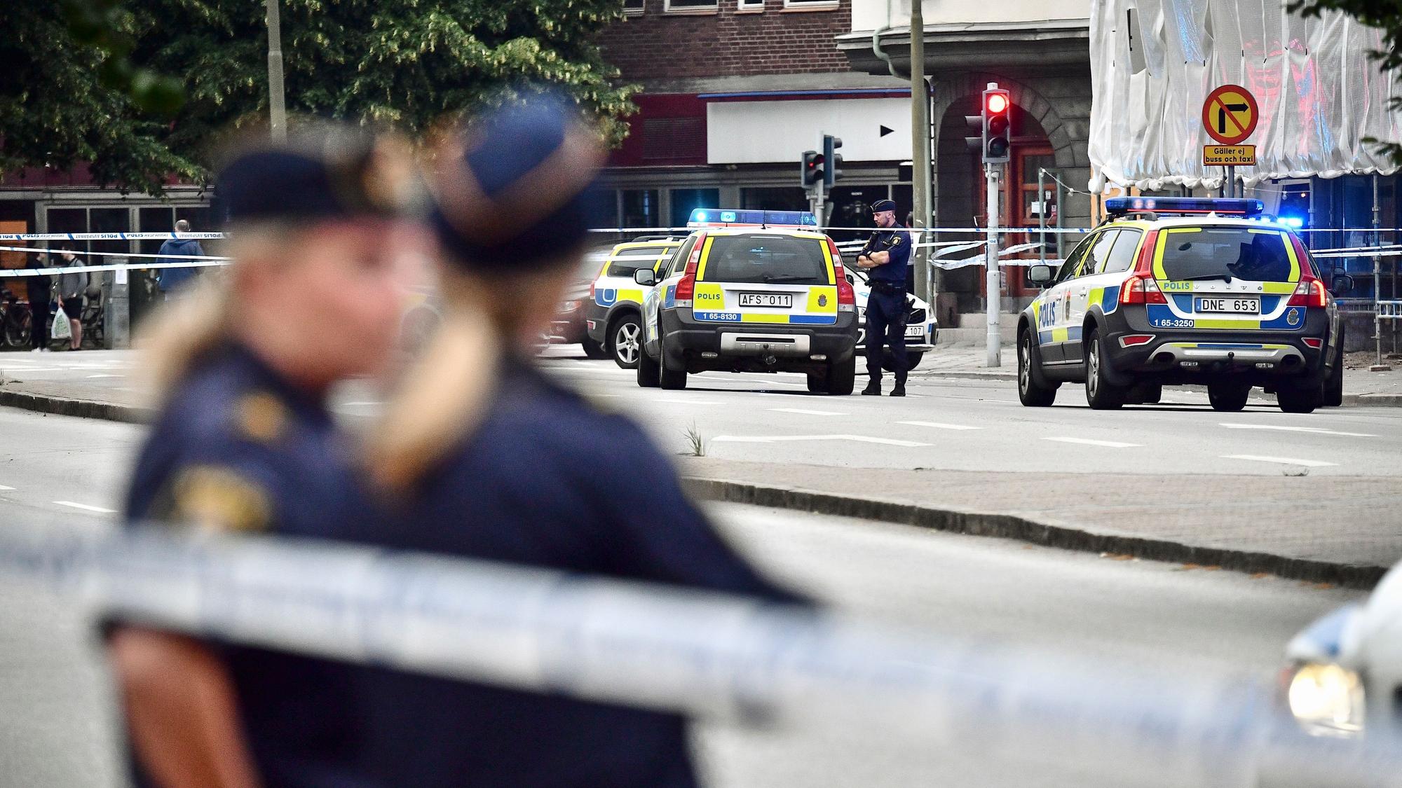 Polizeikräfte sichern eine Straße. Bei einer Schießerei im südschwedischen Malmö wurden fünf Männer verletzt.
