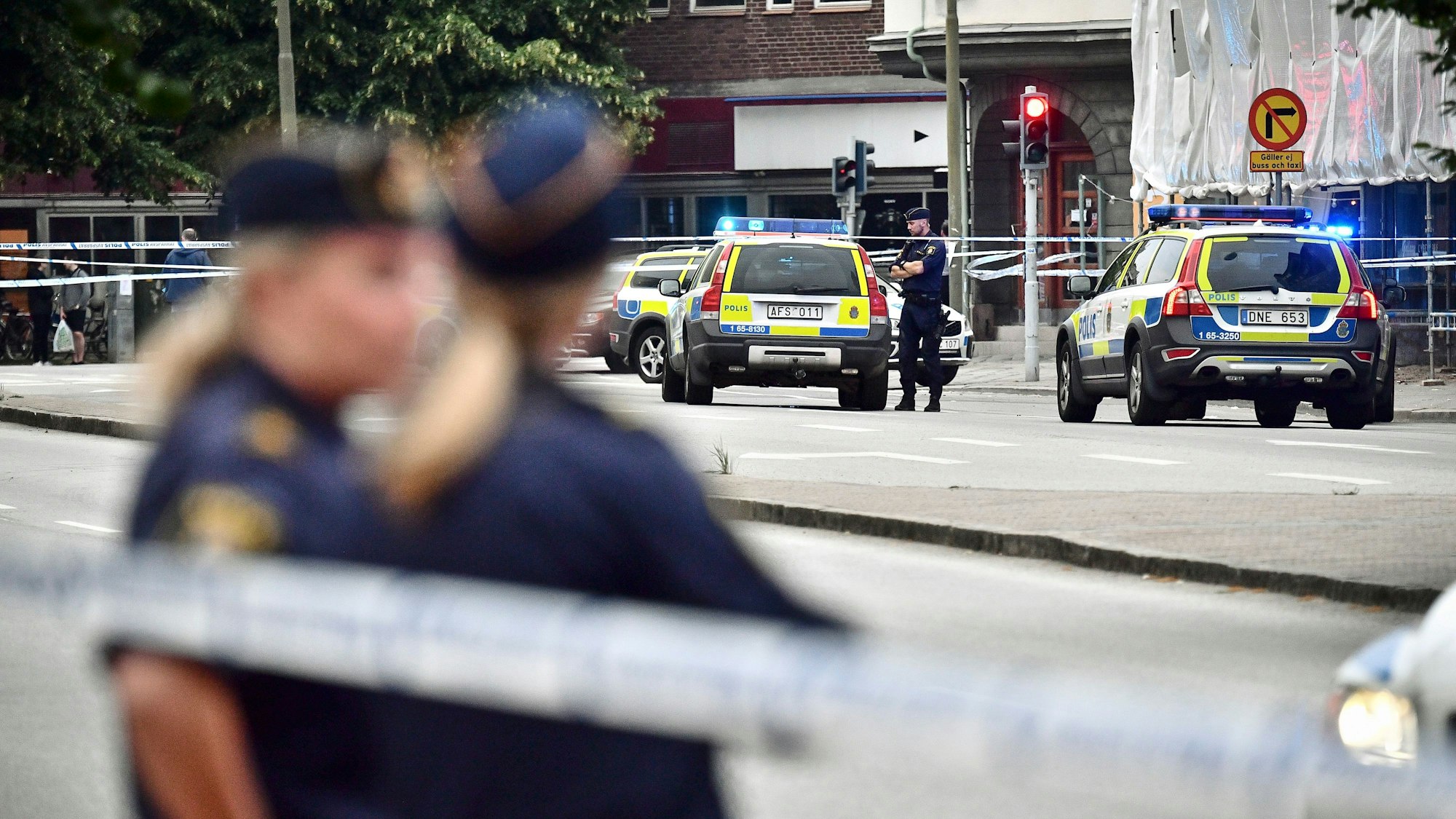 Polizeikräfte sichern eine Straße. Bei einer Schießerei im südschwedischen Malmö wurden fünf Männer verletzt.