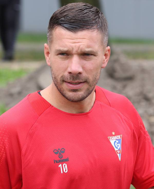 Lukas Podolski, ehemaliger deutscher Nationalspieler, während einer Trainingseinheit auf dem Platz.