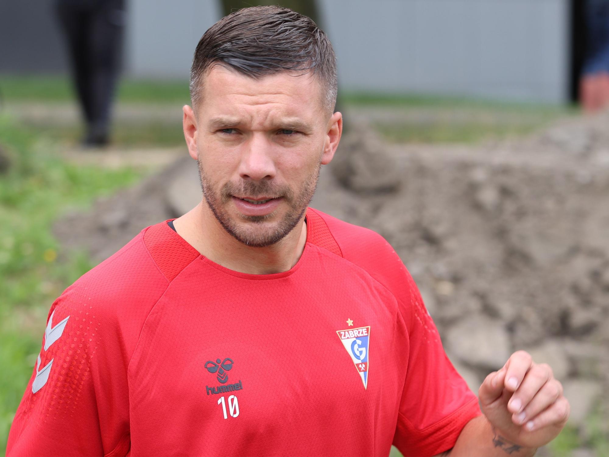 Lukas Podolski, ehemaliger deutscher Nationalspieler, während einer Trainingseinheit auf dem Platz.