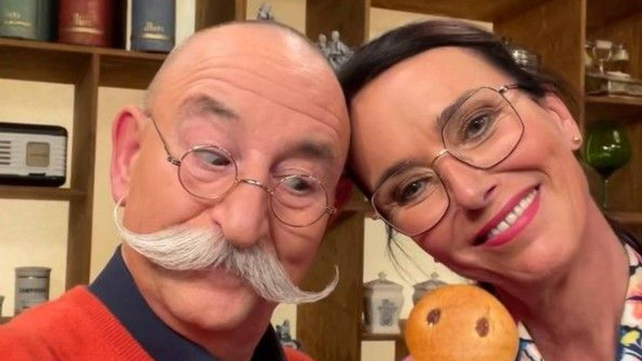 Dr. Heide Rezepa-Zabel und „Bares für Rares“-Moderator Horst Lichter lächeln mit einem Weckmann in der Hand in die Kamera.