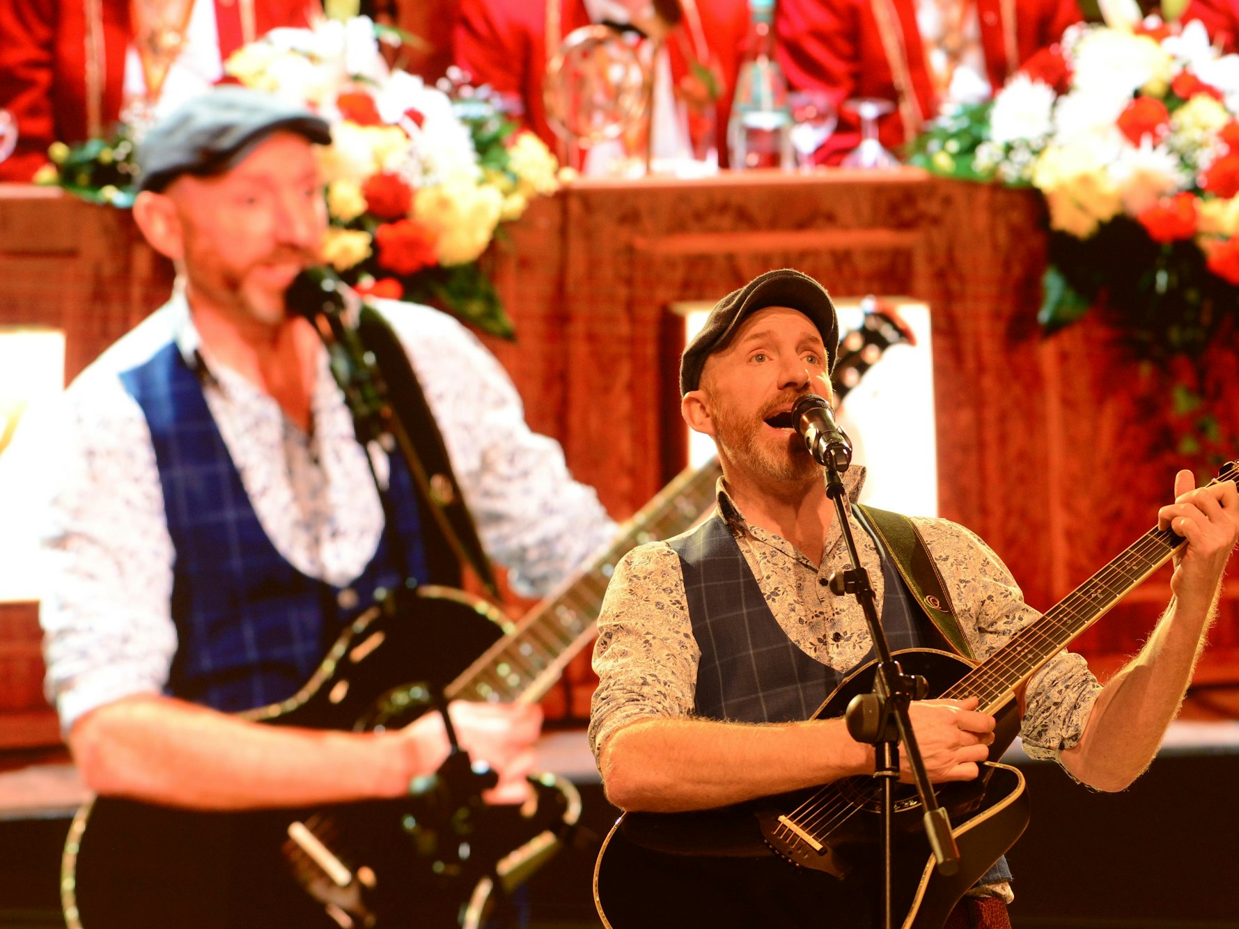 Redner Martin Schopps spielt und singt auf einer Bühne im Kölner Karneval.