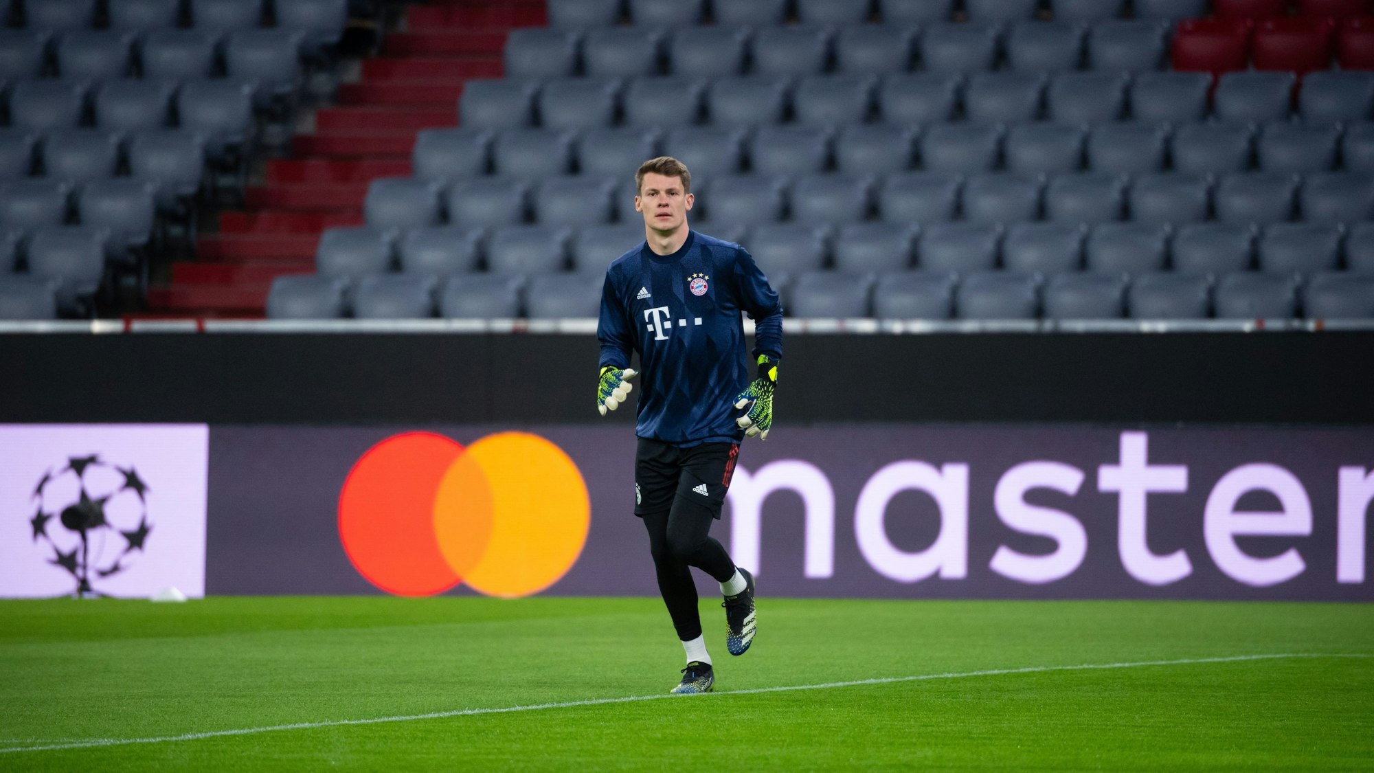 Torwart Alexander Nübel wärmt sich im Trikot von Bayern München auf.
