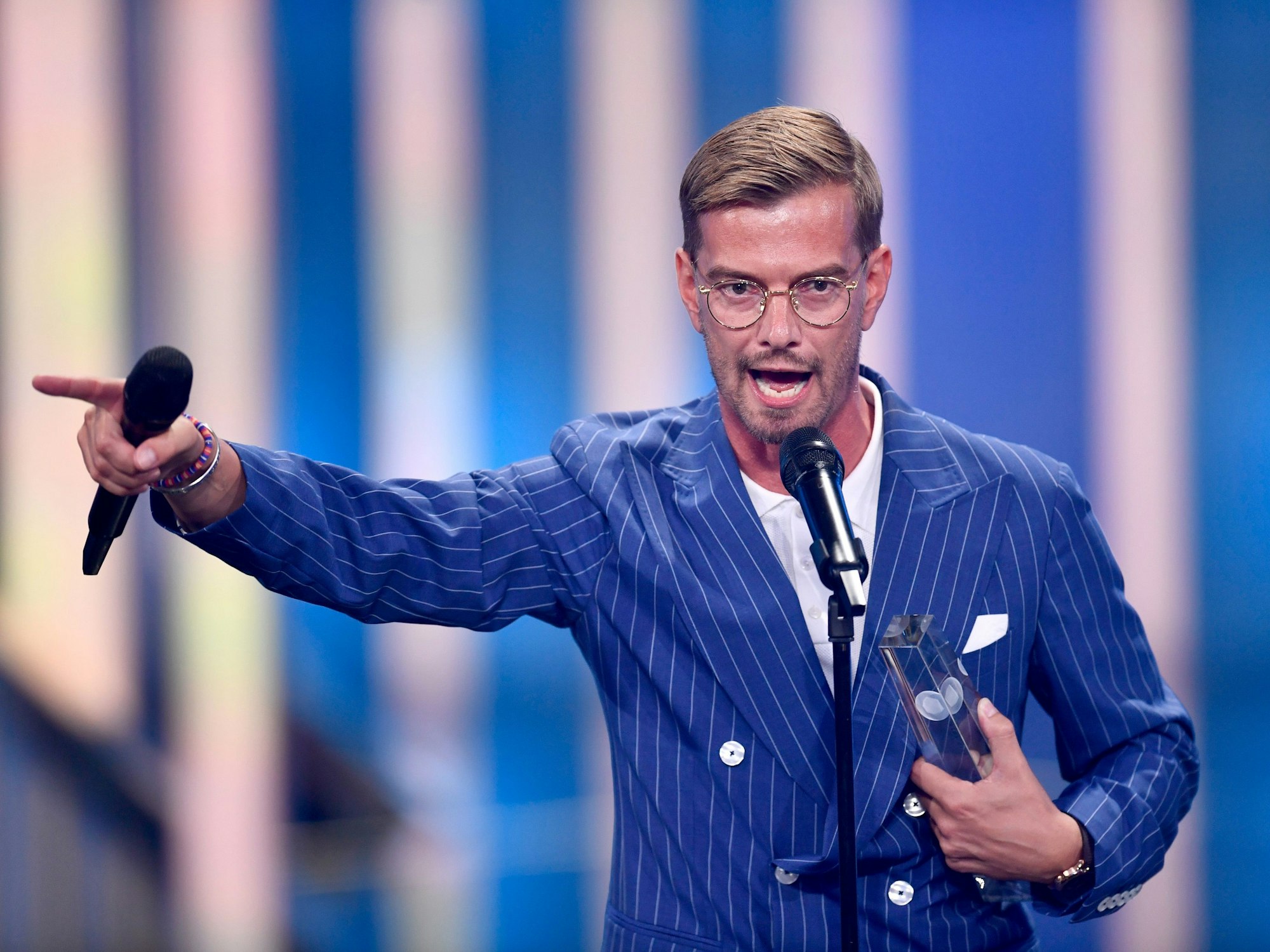 Joko Winterscheidt freut sich bei der Verleihung vom Deutschen Fernsehpreis 2022 über die Auszeichnung in der Kategorie "Beste Unterhaltung Show" für "Wer stiehlt mir die Show?".