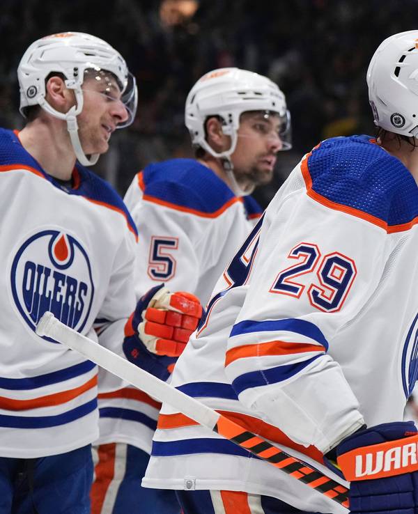 Leon Draisaitl (r.) und seine Teamkollegen jubeln über ein Tor der Edmonton Oilers.