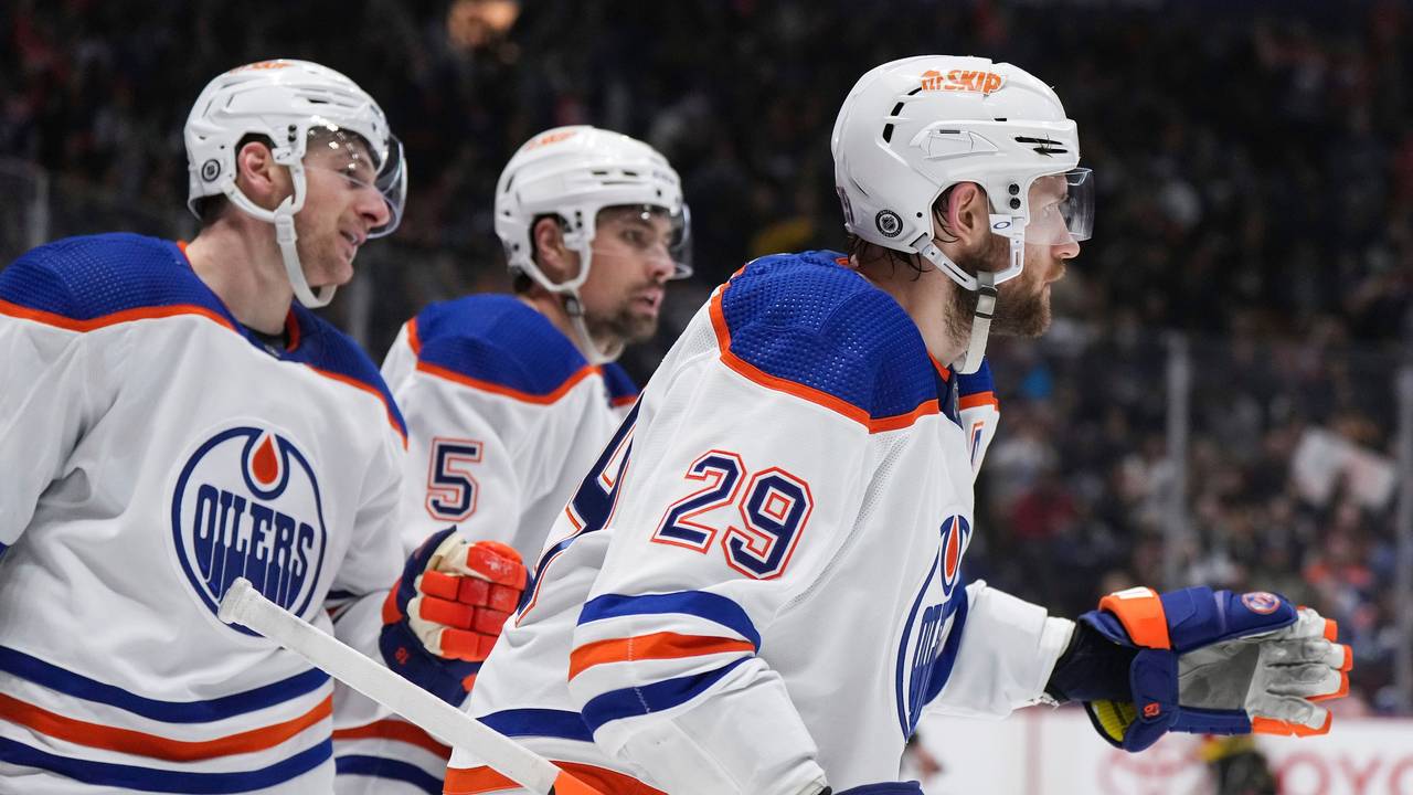 Leon Draisaitl (r.) und seine Teamkollegen jubeln über ein Tor der Edmonton Oilers.