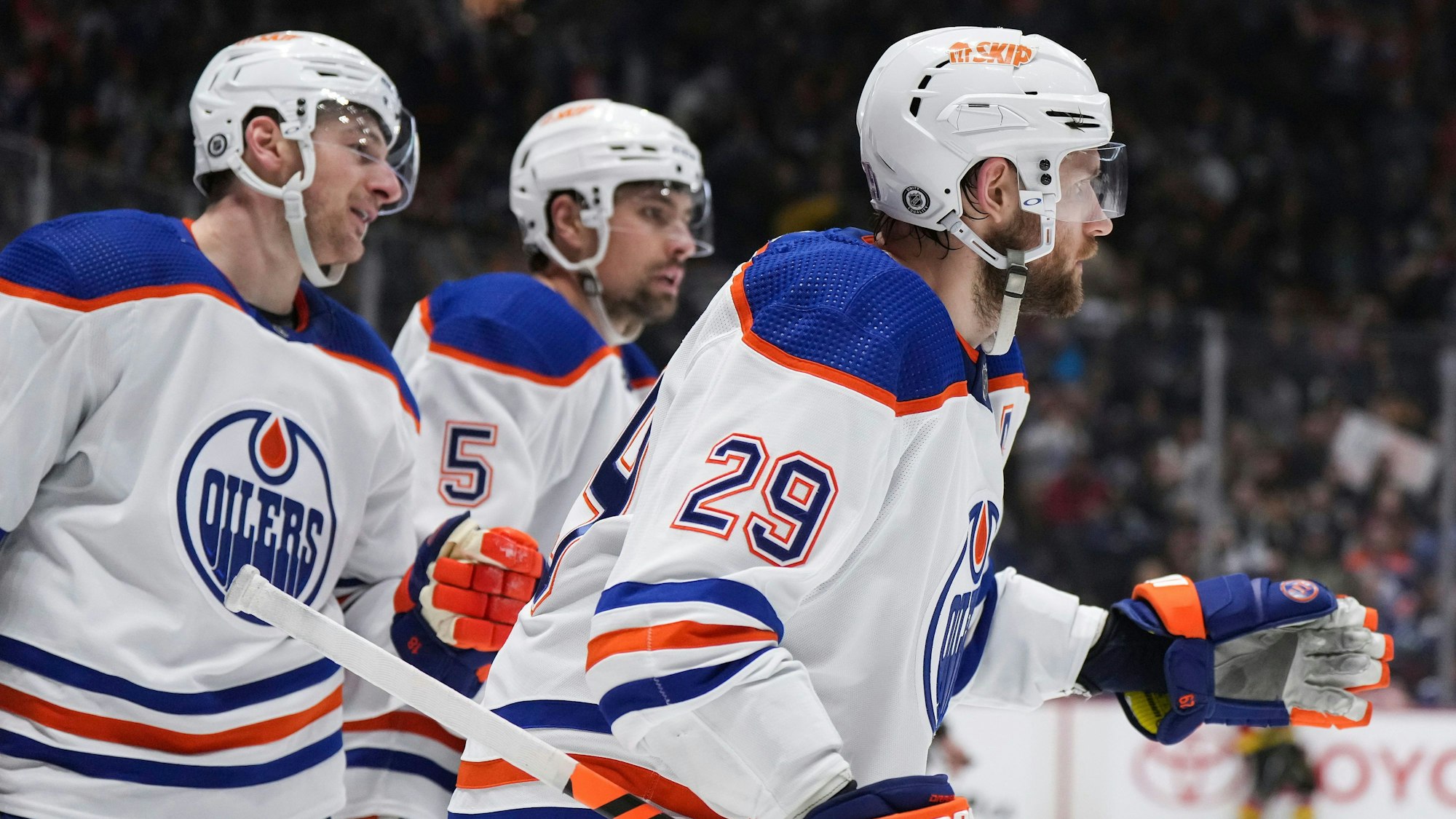 Leon Draisaitl (r.) und seine Teamkollegen jubeln über ein Tor der Edmonton Oilers.