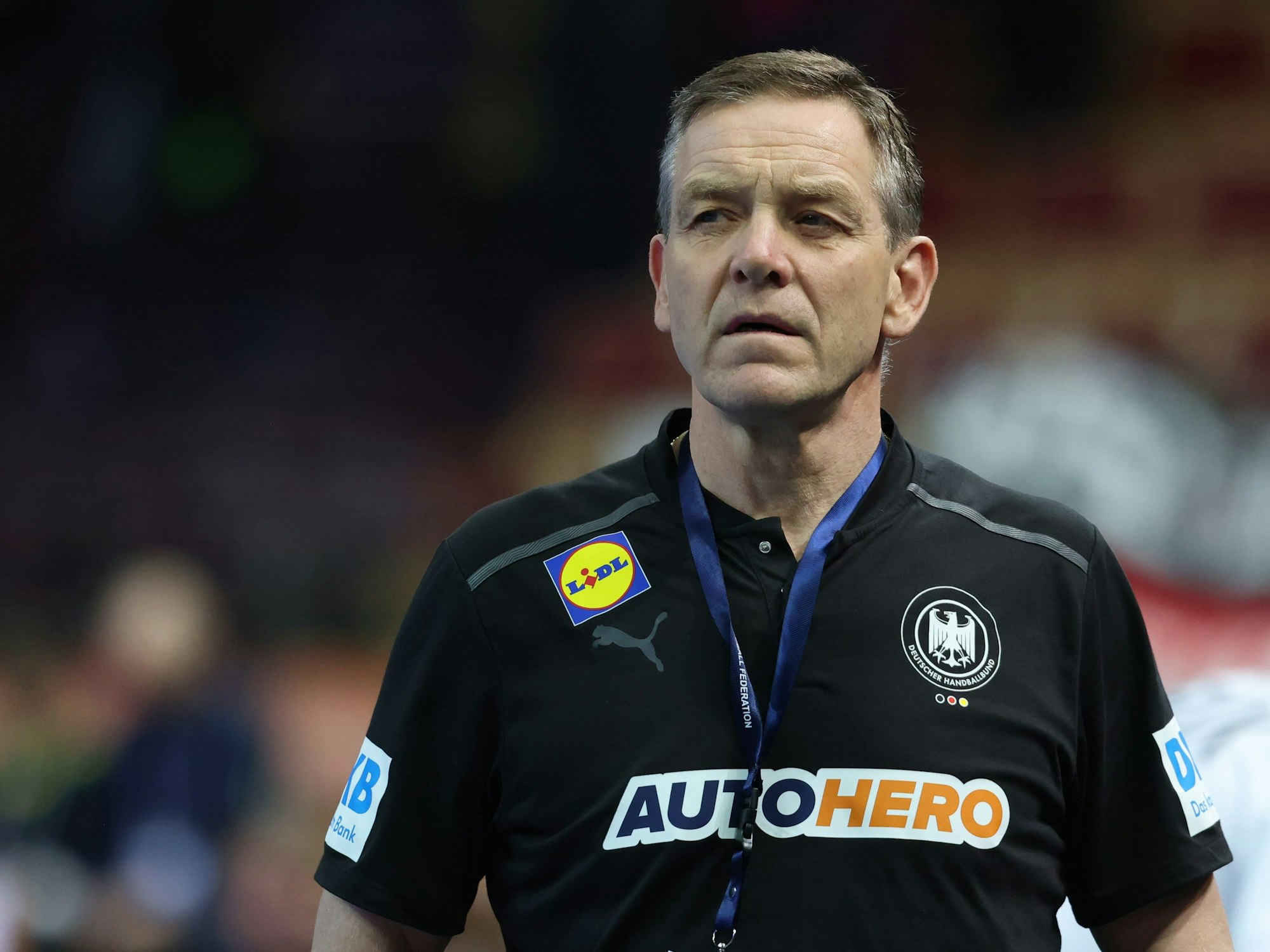 Bundestrainer Alfred Gislason an der Seitenlinie beim Spiel gegen Katar.