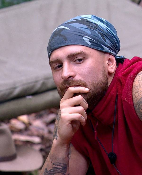 Cosimo und Gigi Birofio beichten im Camp ihr nächtliches Pizza-Gate und ernten großes und entrüstetes Unverständnis von den anderen.