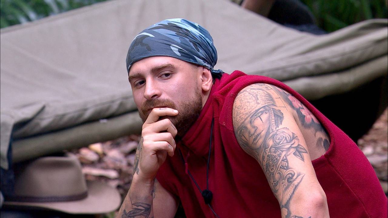 Cosimo und Gigi Birofio beichten im Camp ihr nächtliches Pizza-Gate und ernten großes und entrüstetes Unverständnis von den anderen.
